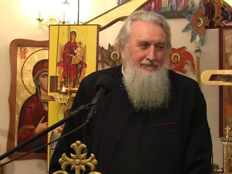 Părintele profesor Vasile Mihoc de la Sibiu a împlinit 76 de ani. „Este modelul viu pentru noi toți, pentru marea familie Ortodoxă, fiind tată a 13 copii”