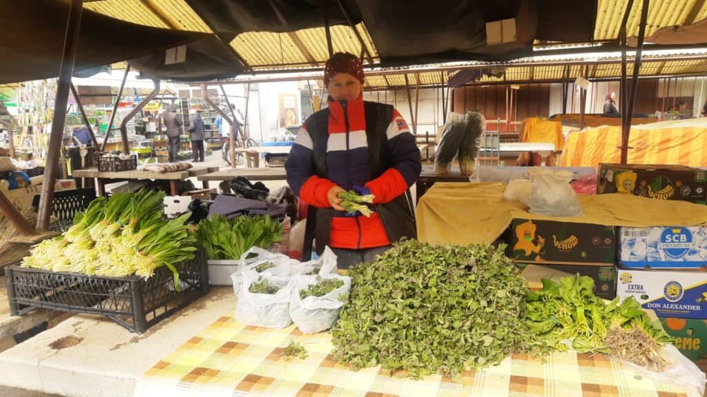 piața cibin, plină cu verdețuri de sezon. cât ne costă să facem o mâncare de urzici sau leurdă (foto)