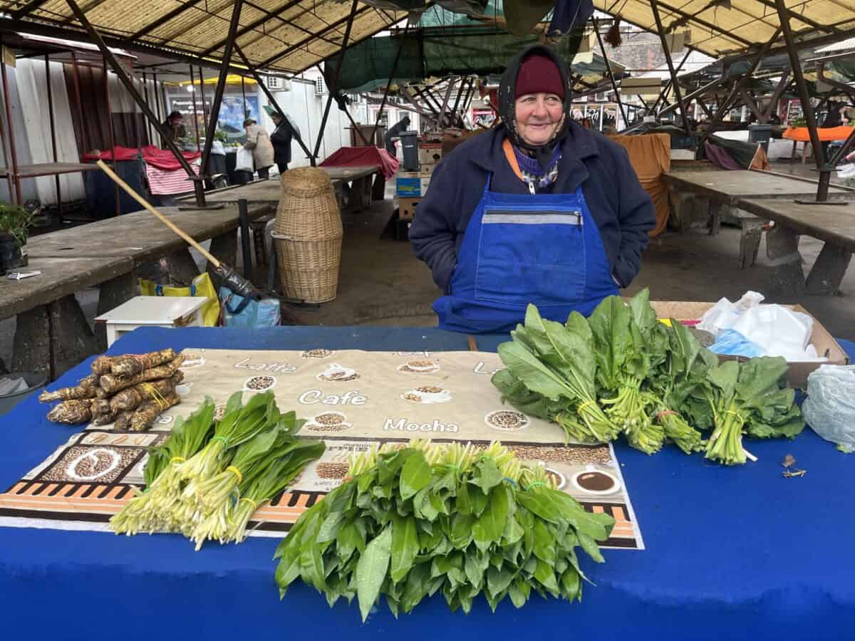 Piața Cibin, plină cu verdețuri de sezon. Cât ne costă să facem o mâncare de urzici sau leurdă (foto)