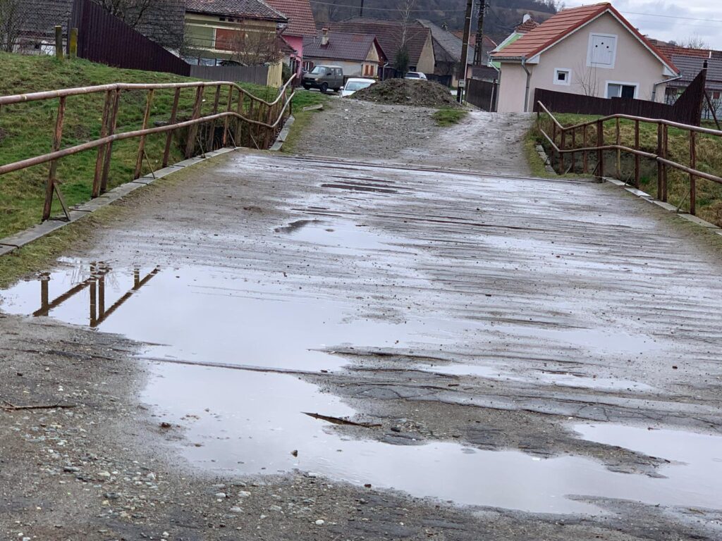 podul din satul nou român stă să cadă. localnic: „noi rămânem aici sinistrați” (foto)