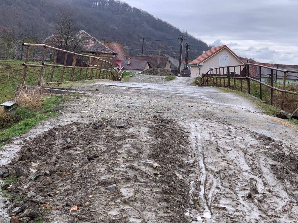 podul din satul nou român stă să cadă. localnic: „noi rămânem aici sinistrați” (foto)