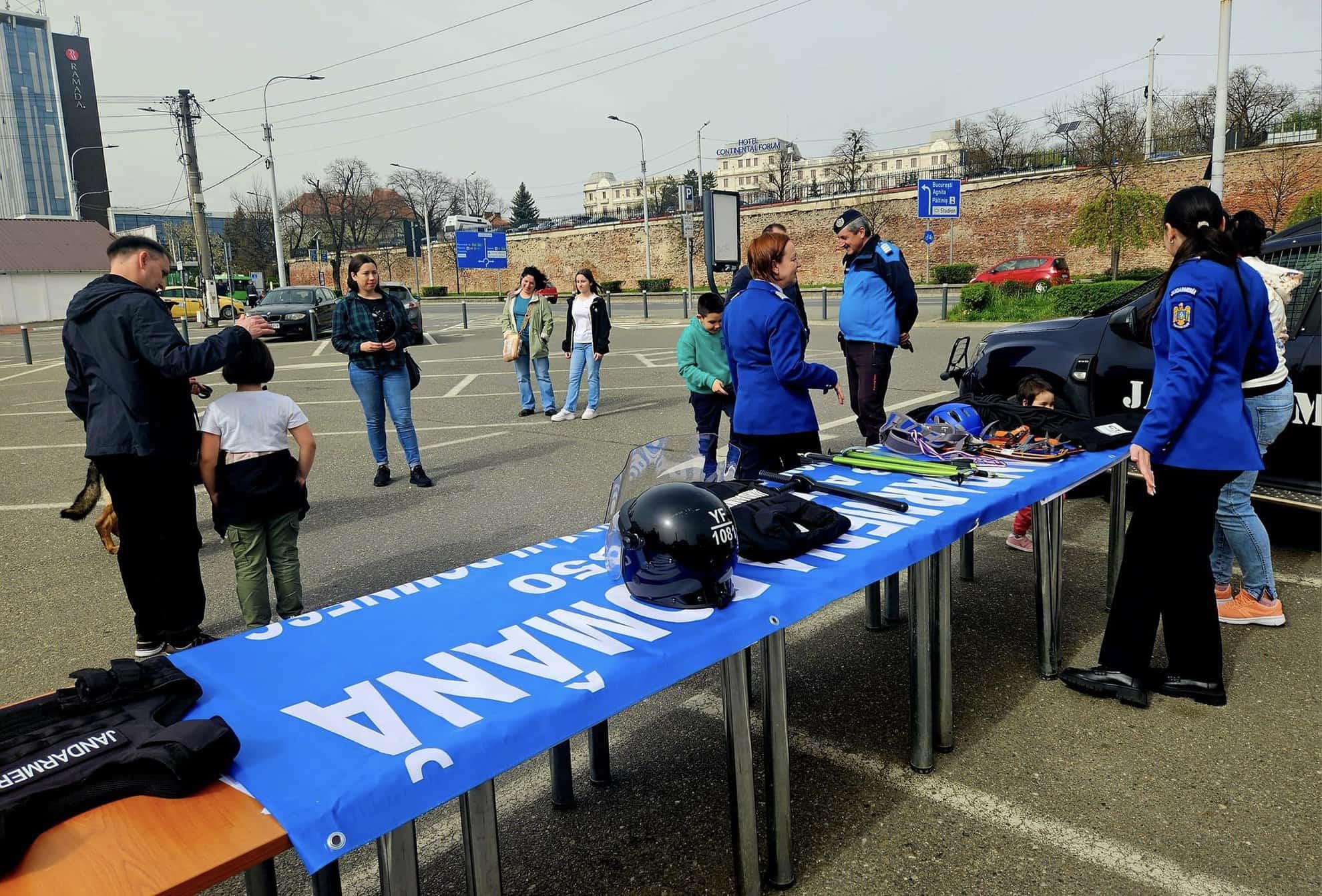 jandarmii sibieni au sărbătorit 174 de ani de la înfiinţarea jandarmeriei române cu o expoziție în piața teatrului. "jandarmul" rock a fost atracția copiilor