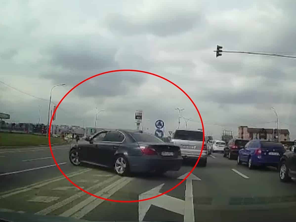 șofer de bmw, surprins cum încalcă marcajul continuu și face cale întoarsă la șelimbăr (video)