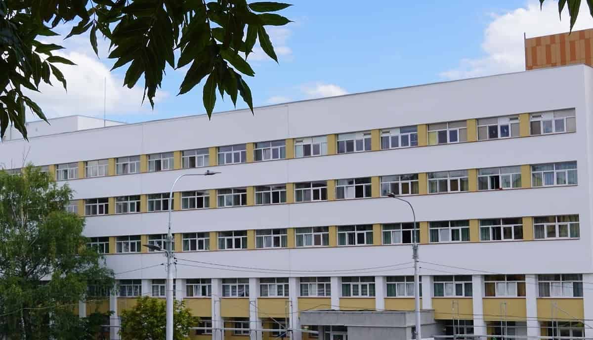 incident grav la spitalul județean sibiu. un bărbat a murit după ce s-a aruncat pe geam dintr-un salon de la etajul 1