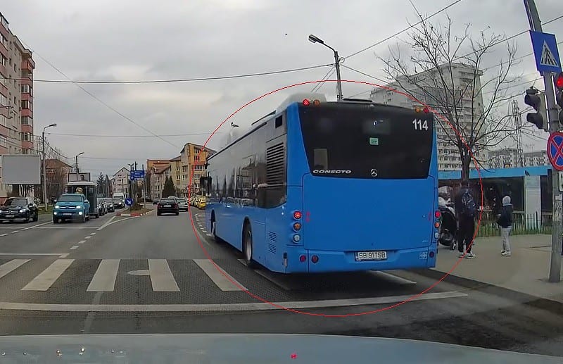 autobuz tursib filmat cum trece pe roșu la un semafor de pe strada rahovei (video)