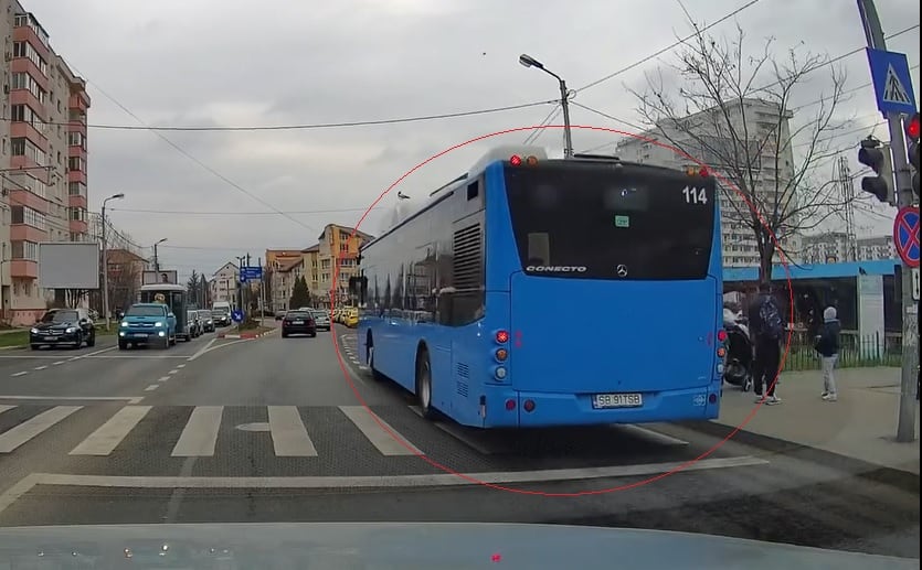 autobuz tursib filmat cum trece pe roșu la un semafor de pe strada rahovei (video)