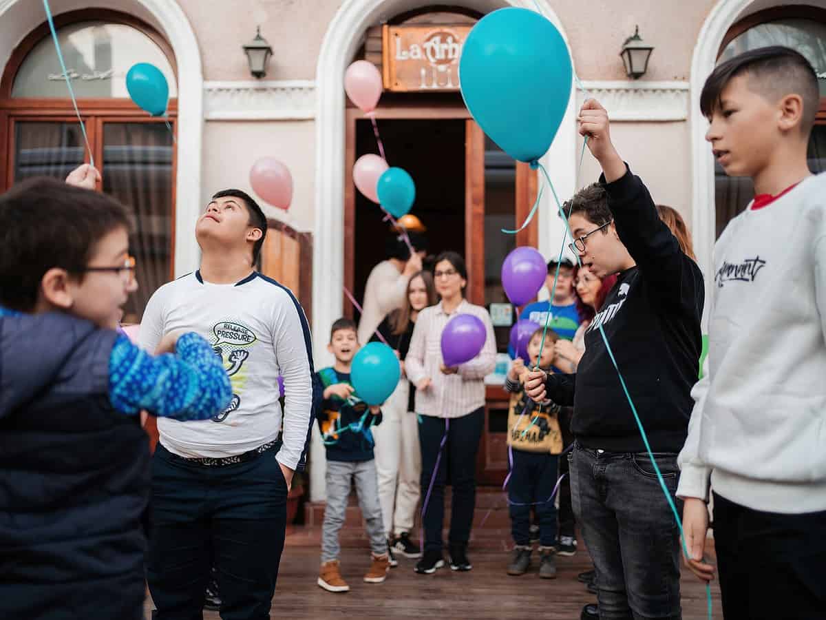 Paradă cu costume cu eroi la Sibiu, de Ziua Persoanelor cu Sindromul Down. Organizator: „Vrem să se vadă trăsăturile noastre speciale”(foto)