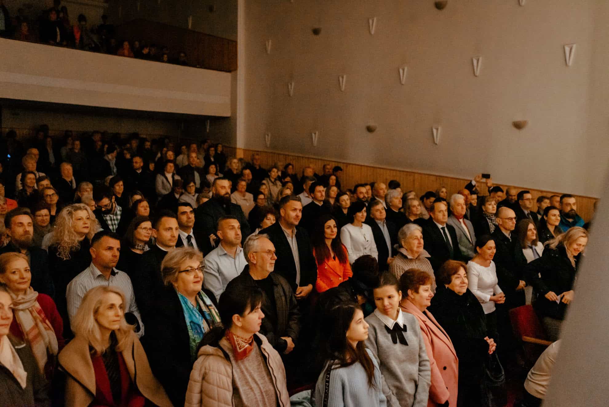 sală plină la refuz la concertul de muzică corală sacră de la sala traube din mediaș (video foto)