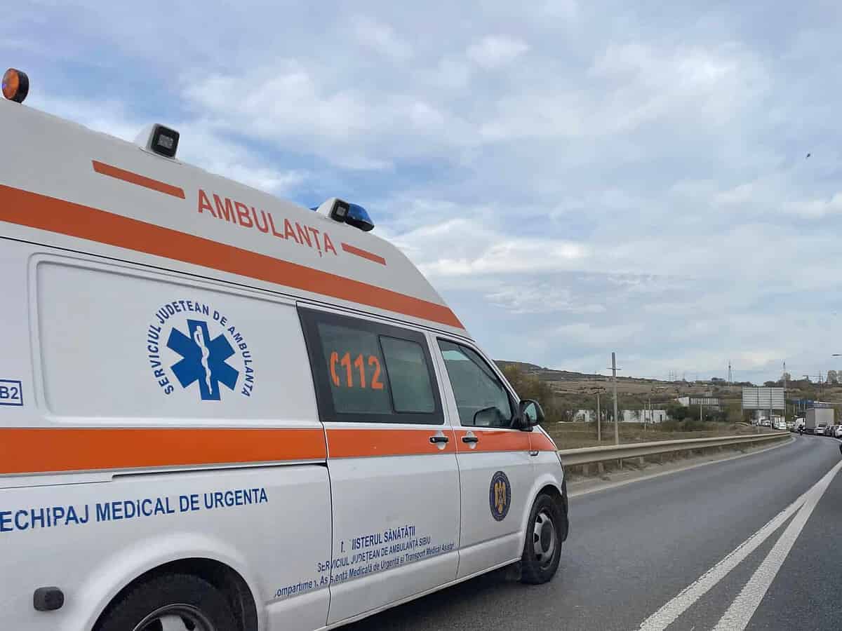 accident grav pe dj 106. bărbat lovit de un microbuz la ieșirea din municipiul sibiu.