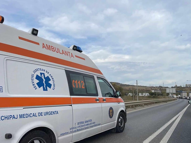 accident grav pe dj 106. bărbat lovit de un microbuz la ieșirea din municipiul sibiu.