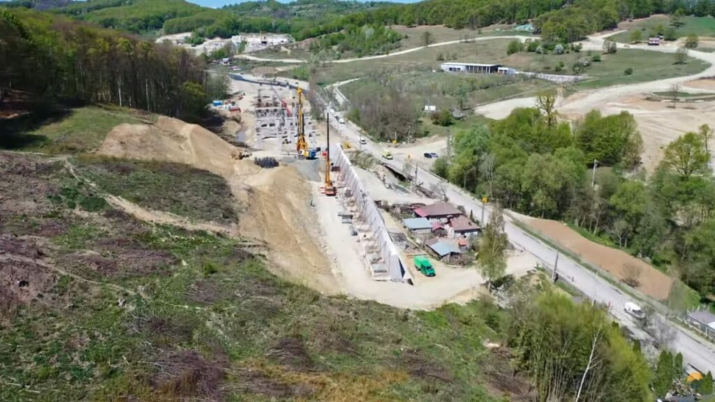 mici probleme întâmpinate de constructor pe lotul curtea de argeș - tigveni de pe autostrada sibiu - pitești. lucrările la tunelul forat decurg bine (foto video)