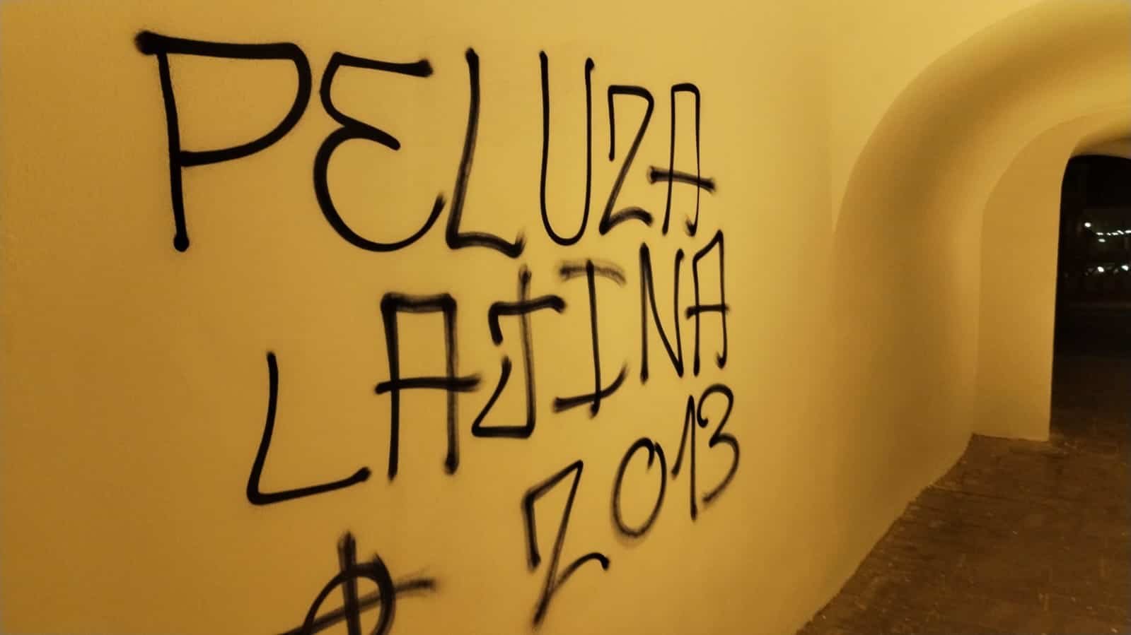 cinci suporteri ai petrolului ploiești au vandalizat zidurile clădirilor din piața mică. primăria sibiu i-a identificat: “vor fi amendați”