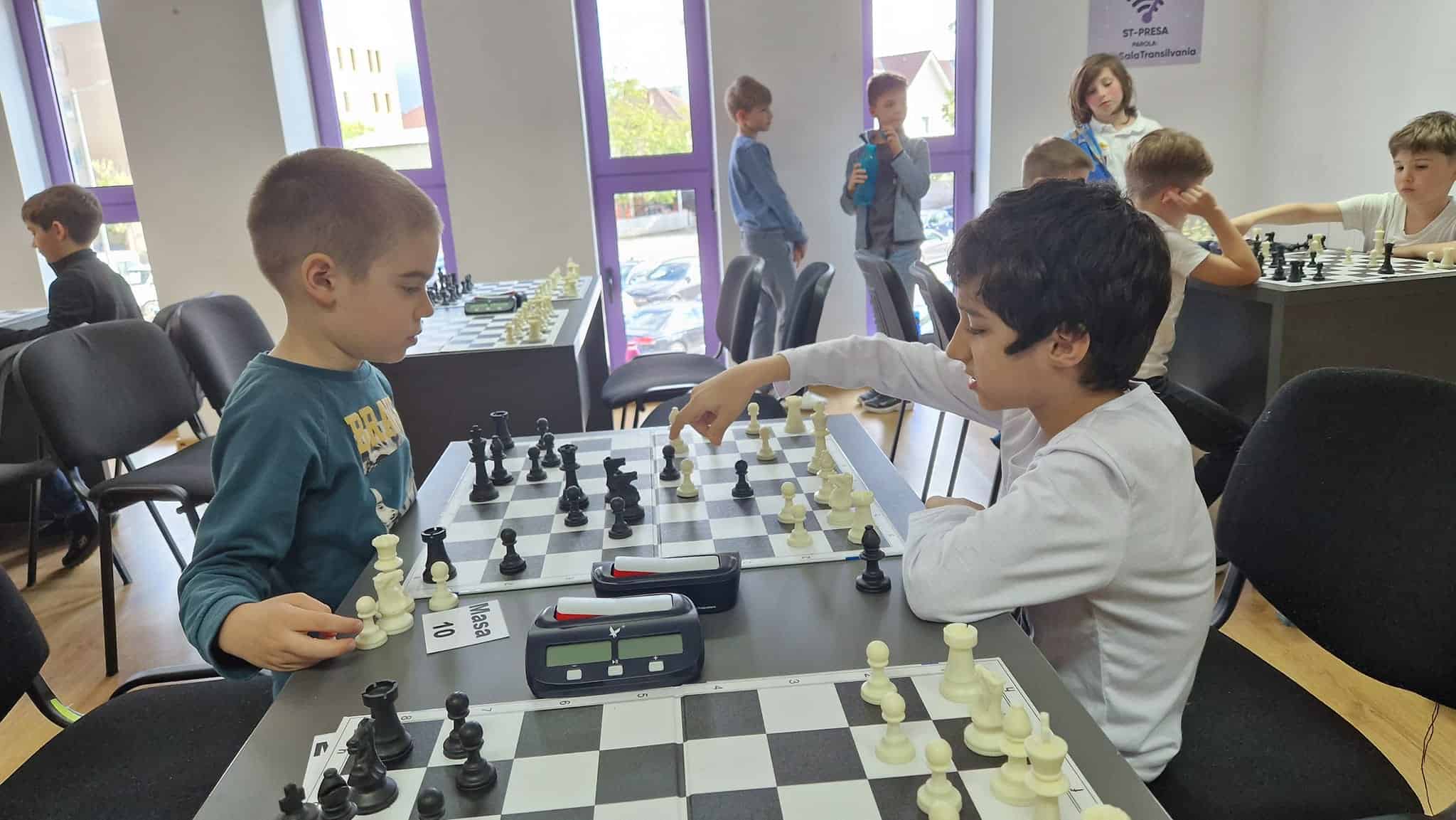 copiii de la smart chess sibiu s-au întrecut la cupa floriilor (foto)