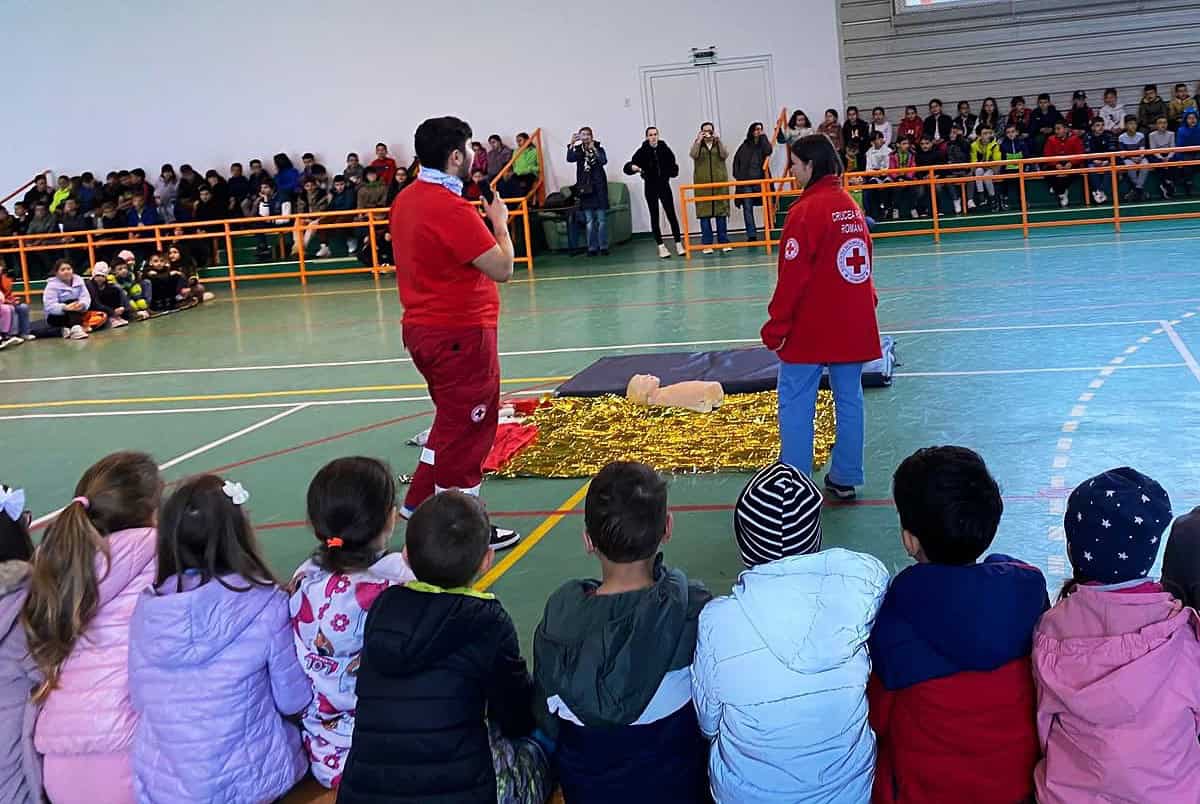 peste 900 de copii au învățat noțiuni de prim ajutor de la crucea roșie sibiu în cadrul săptămânii verzi (foto)