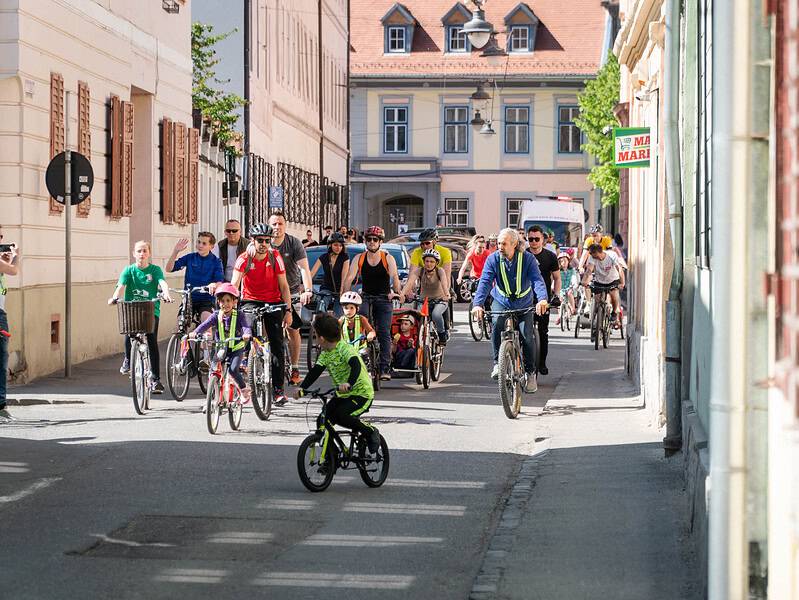 invitație la o tură cu bicicleta prin oraș. plecarea este sâmbătă din piața mare