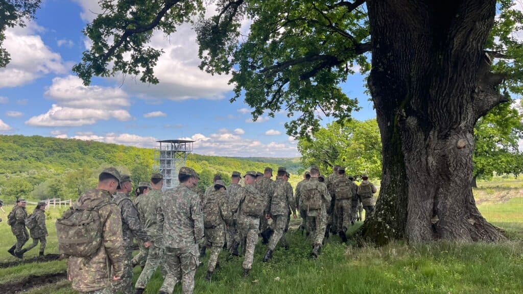 aproape 300 de studenți ai academiei forțelor terestre au recreat o situație de război în poligonul din perii dăii. în premieră, au fost utilizate drone militare (foto video)