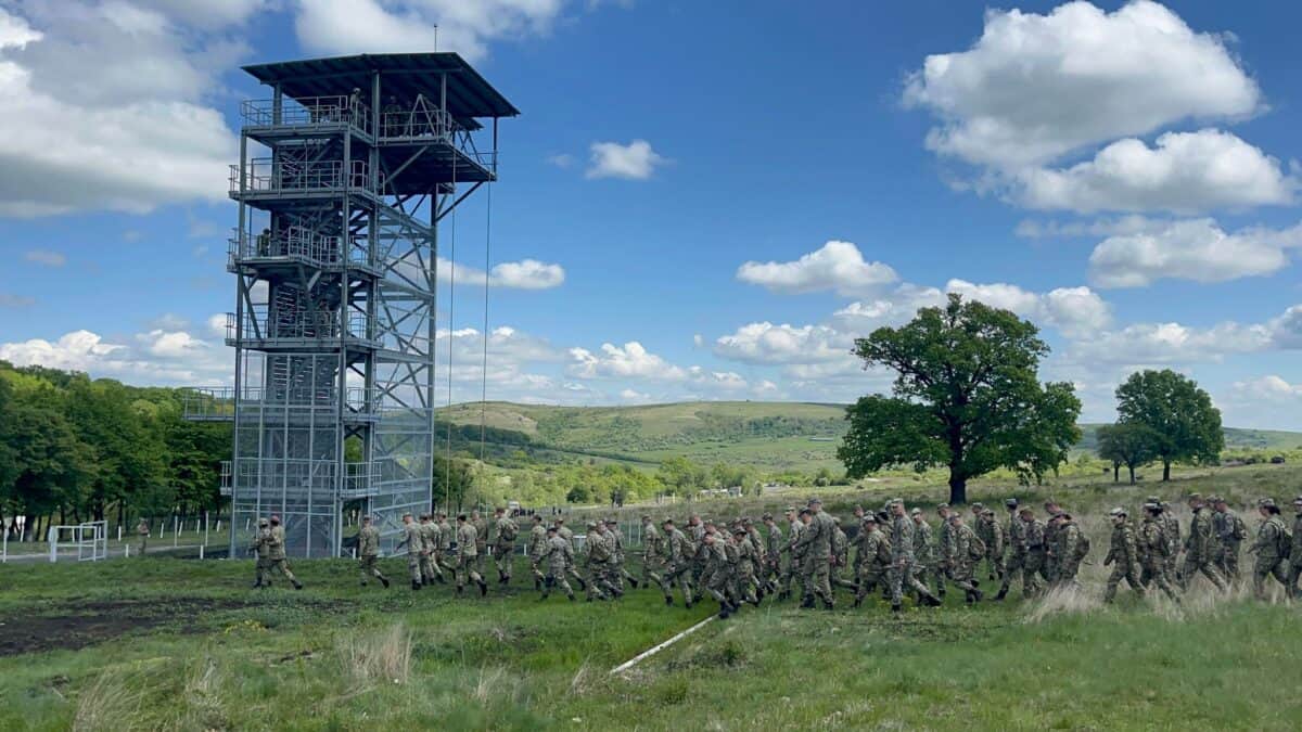 aproape 300 de studenți ai academiei forțelor terestre au recreat o situație de război în poligonul din perii dăii. în premieră, au fost utilizate drone militare (foto video)