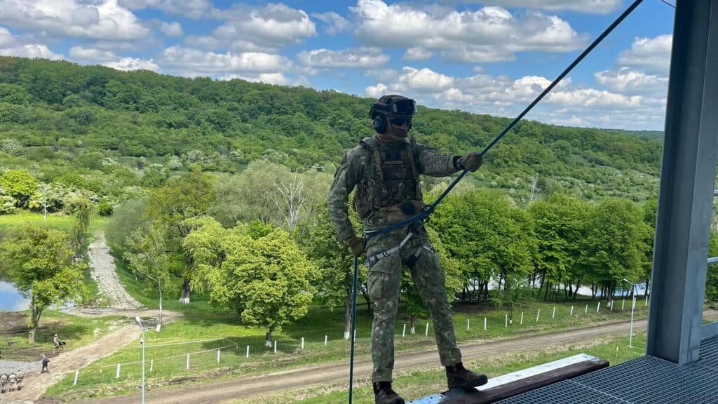 aproape 300 de studenți ai academiei forțelor terestre au recreat o situație de război în poligonul din perii dăii. în premieră, au fost utilizate drone militare (foto video)