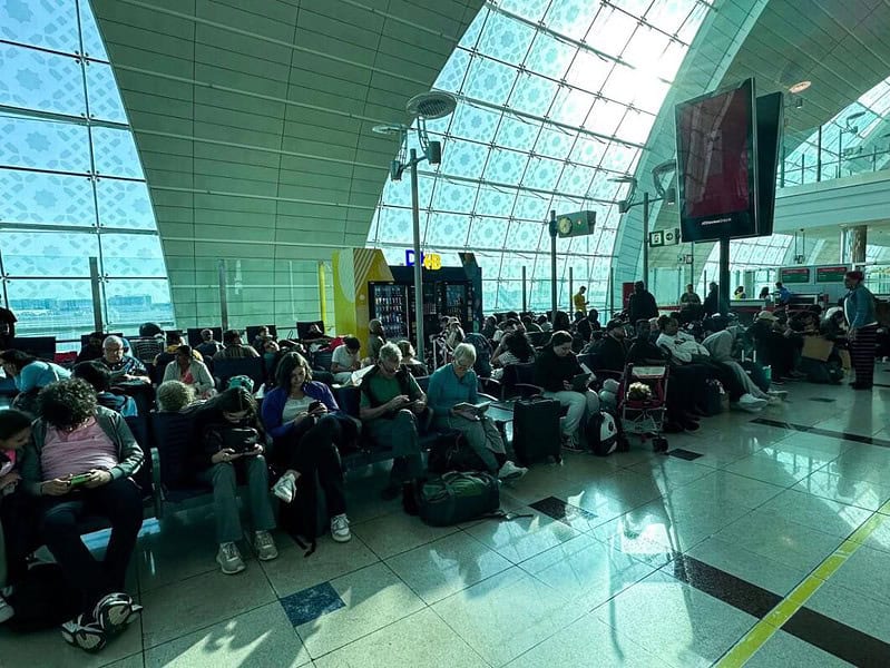 mae: români blocați pe aeroportul internaţional dubai, din cauza indundațiilor