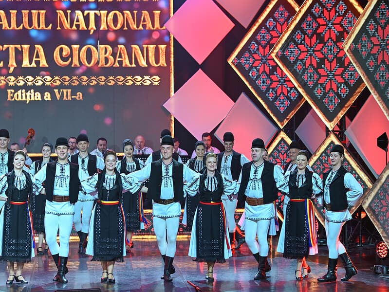 festivalul "lucreția ciobanu", la final. alice-olivia ghile câștigă trofeul, iar sibianca bianca crețu primește premiul de popularitate (foto)