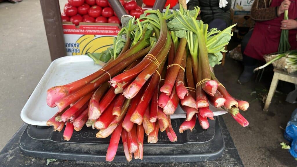 ce legume pun sibienii pe platouri la masa de paști. roșii românești la prețuri exorbitante în piața cibin (foto)