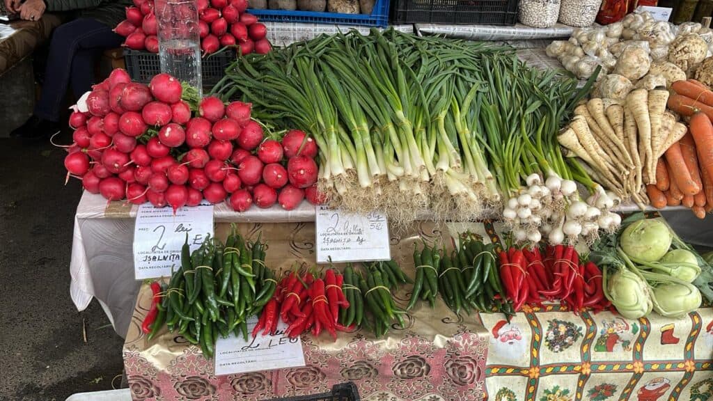 ce legume pun sibienii pe platouri la masa de paști. roșii românești la prețuri exorbitante în piața cibin (foto)