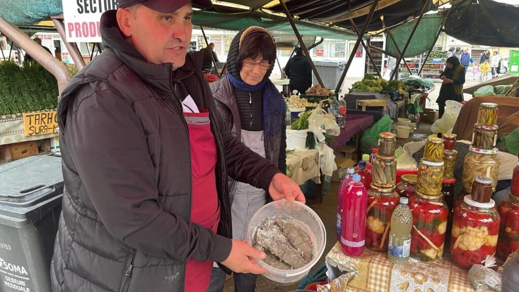 ce legume pun sibienii pe platouri la masa de paști. roșii românești la prețuri exorbitante în piața cibin (foto)