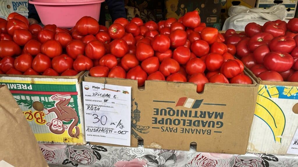 ce legume pun sibienii pe platouri la masa de paști. roșii românești la prețuri exorbitante în piața cibin (foto)