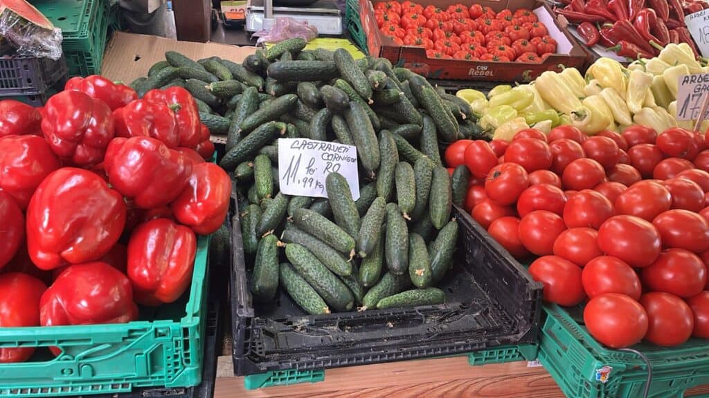 ce legume pun sibienii pe platouri la masa de paști. roșii românești la prețuri exorbitante în piața cibin (foto)