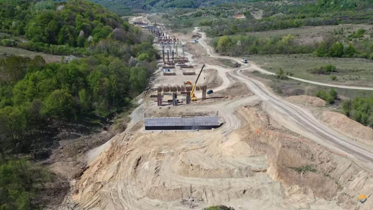 mici probleme întâmpinate de constructor pe lotul curtea de argeș - tigveni de pe autostrada sibiu - pitești. lucrările la tunelul forat decurg bine (foto video)