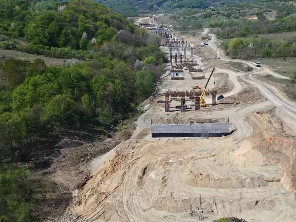 Mici probleme întâmpinate de constructor pe lotul Curtea de Argeș - Tigveni de pe autostrada Sibiu - Pitești. Lucrările la tunelul forat decurg bine (foto video)