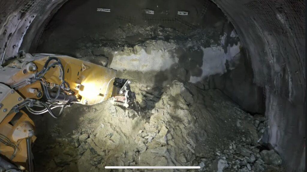 mici probleme întâmpinate de constructor pe lotul curtea de argeș - tigveni de pe autostrada sibiu - pitești. lucrările la tunelul forat decurg bine (foto video)