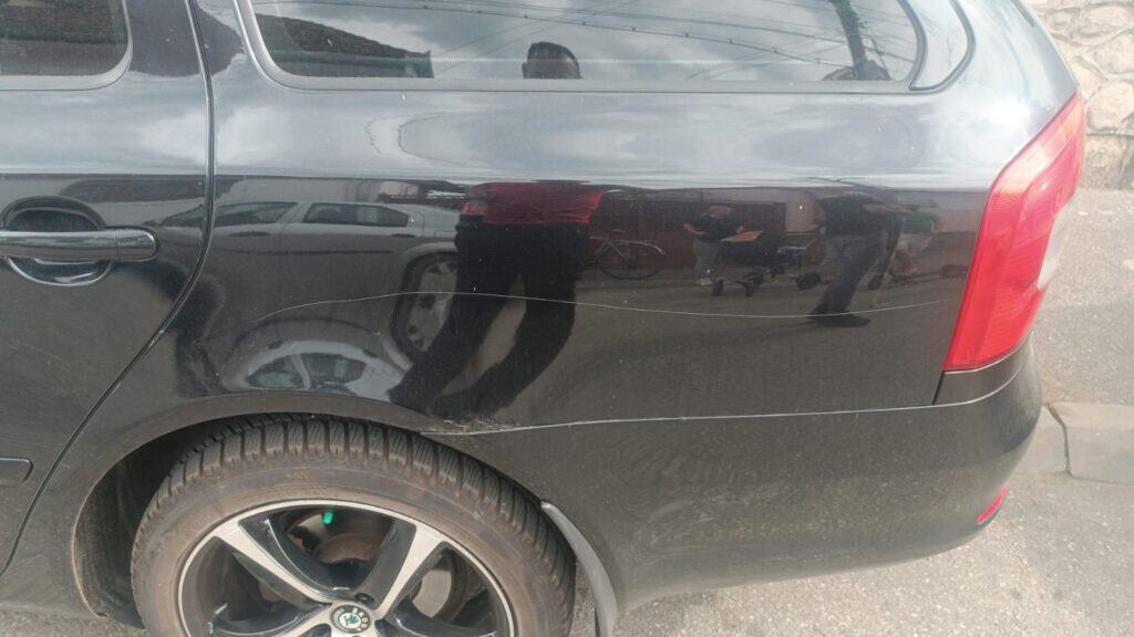 zeci de mașini vandalizate de un bărbat pe o stradă din sibiu. păgubiții l-au prins. ”a zis că le zgâria doar pe cele care îi plăceau” (foto video)