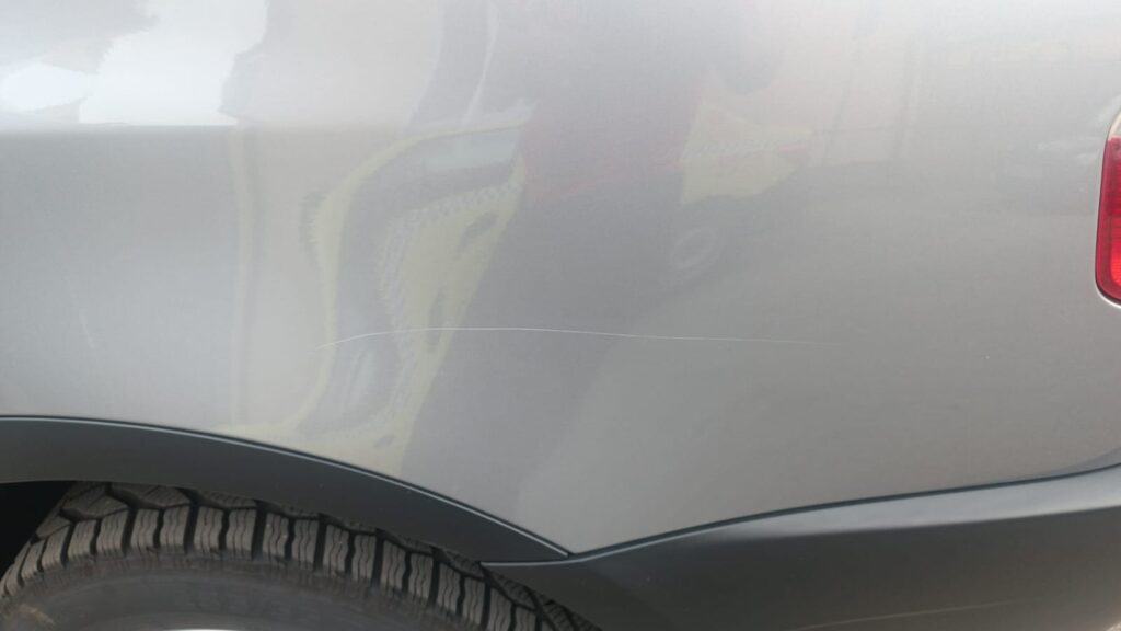 zeci de mașini vandalizate de un bărbat pe o stradă din sibiu. păgubiții l-au prins. ”a zis că le zgâria doar pe cele care îi plăceau” (foto video)