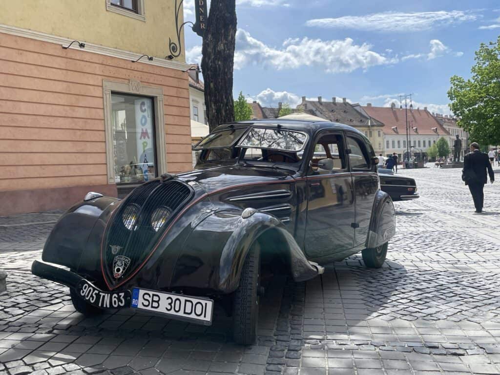 Retroparada primăverii a ajuns la Sibiu. Mașini de colecție expuse sâmbătă în Piața Mare, iar duminică, se merge cu Olcit-urile prin oraș (foto)