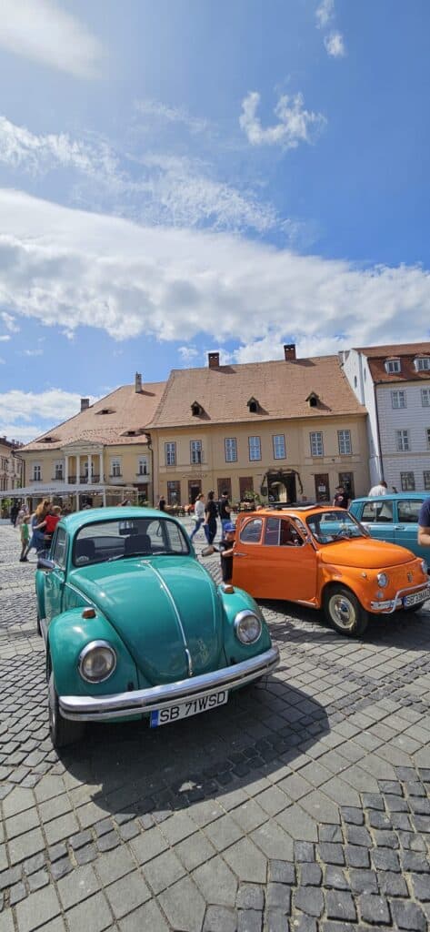 Retroparada primăverii a ajuns la Sibiu. Mașini de colecție expuse sâmbătă în Piața Mare, iar duminică, se merge cu Olcit-urile prin oraș (foto)