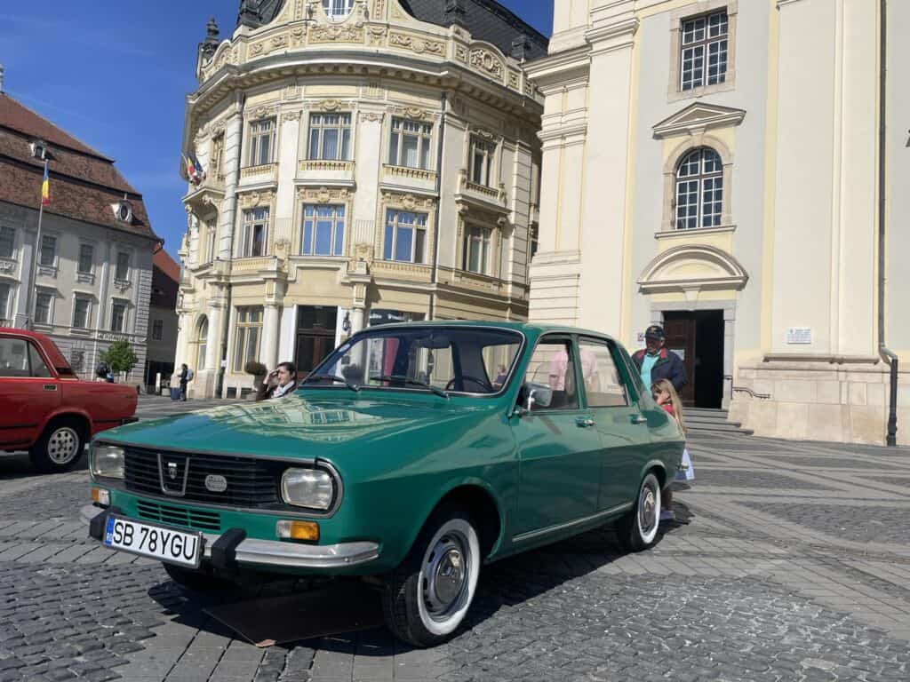 Retroparada primăverii a ajuns la Sibiu. Mașini de colecție expuse sâmbătă în Piața Mare, iar duminică, se merge cu Olcit-urile prin oraș (foto)