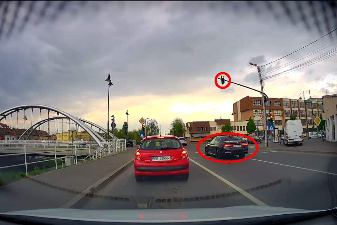 un șofer gonește și trece pe roșu la semaforul de pe strada malului(video)