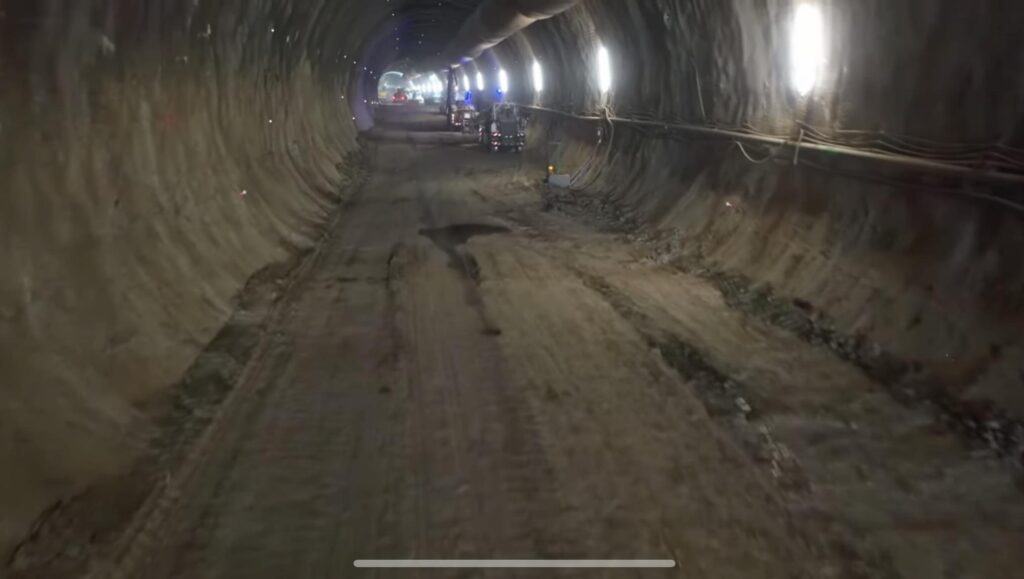 mici probleme întâmpinate de constructor pe lotul curtea de argeș - tigveni de pe autostrada sibiu - pitești. lucrările la tunelul forat decurg bine (foto video)