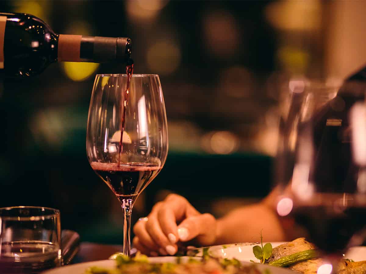 un restaurant din italia oferă o sticlă de vin gratuit celor care renunță la telefon