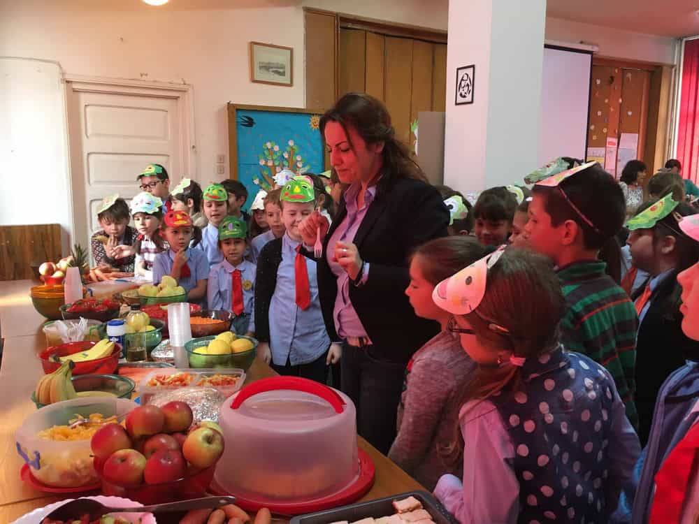 consiliul județean sibiu a lansat cinci licitații pentru miere, telemea, legume, fructe și jardiniere, folosite în măsurile educative adiacente programului pentru școli al româniei