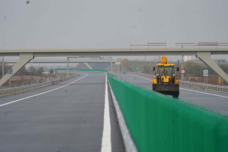 s-a deschis circulația pe cea mai nouă autostradă din românia. deocamdată are doar 13 kilometri (video)