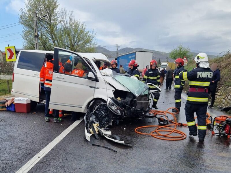 accident grav pe dn7 între sibiu și vâlcea. patru victime în urma unei coliziuni între 3 mașini (foto)