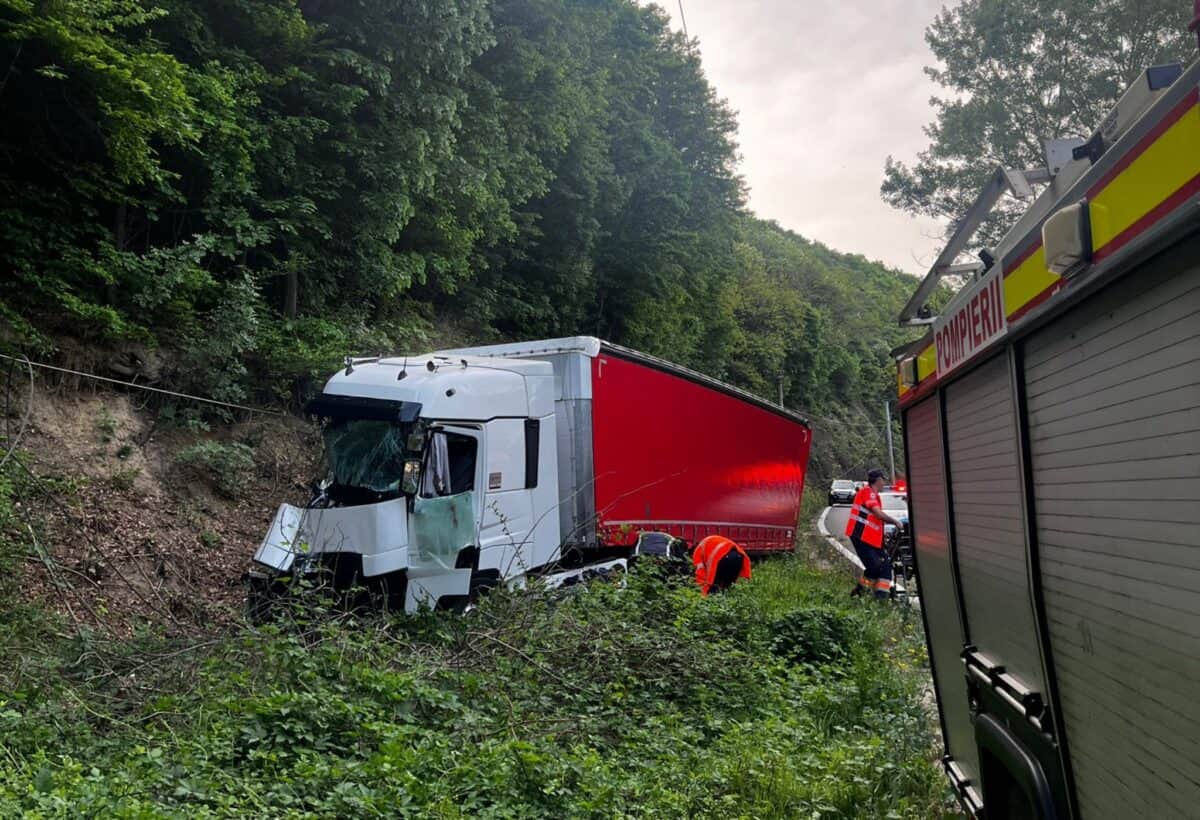 accident pe valea oltului la călimănești. un tir a ajuns în șanț