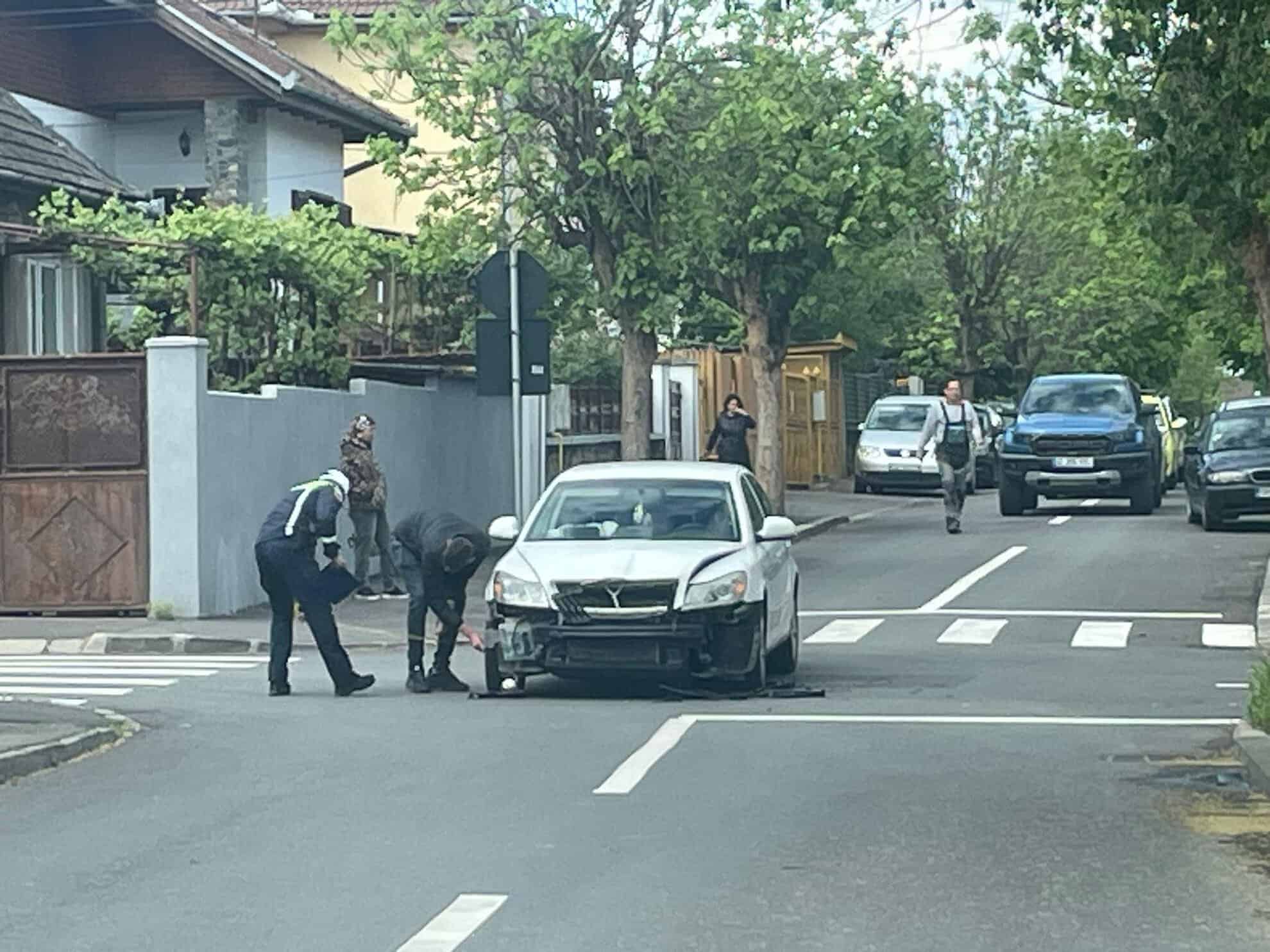 accident cu 3 mașini într-o intersecție din sibiu (foto)