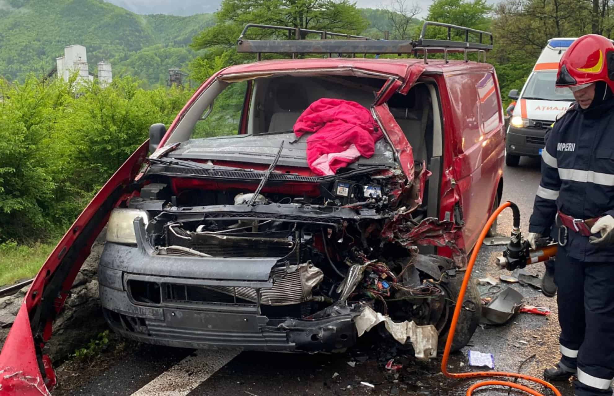 accident pe valea oltului la țuțulești. un șofer olandez rănit după ciocnirea unui microbuz cu un tir (foto)