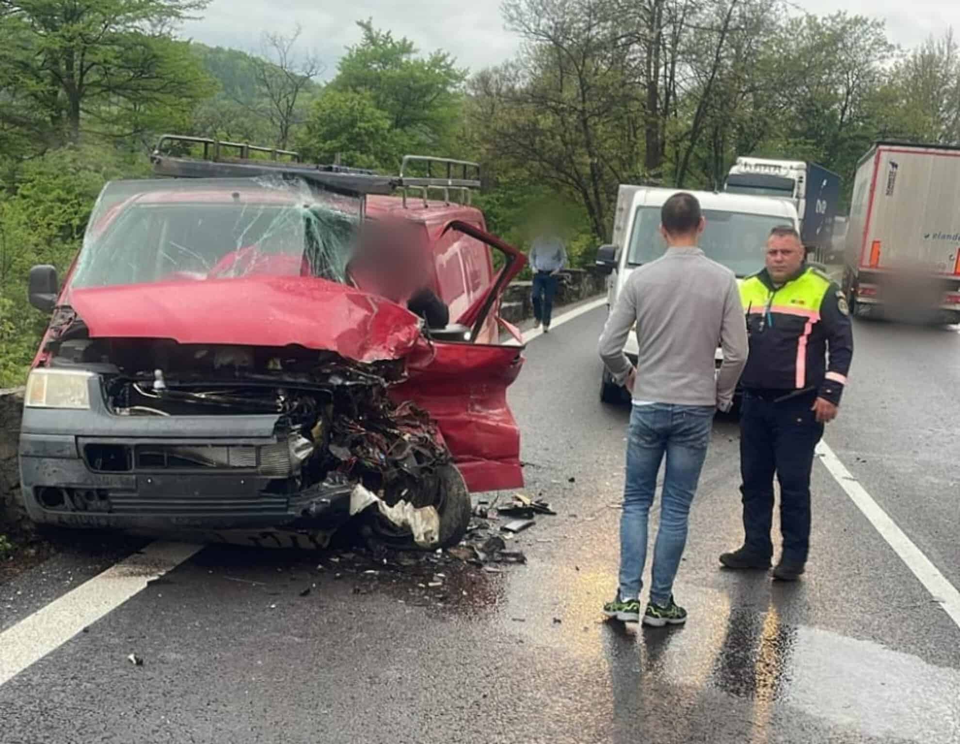 accident pe valea oltului la țuțulești. un șofer olandez rănit după ciocnirea unui microbuz cu un tir (foto)