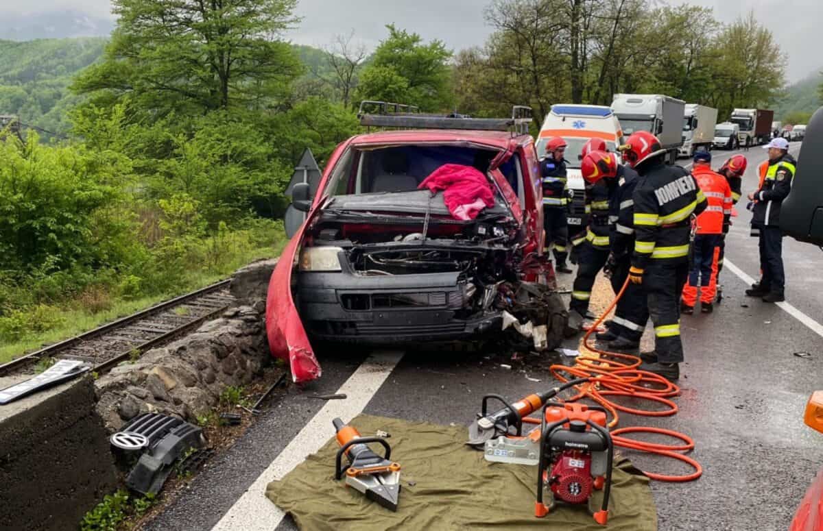 Accident pe Valea Oltului la Țuțulești. Un șofer olandez rănit după ciocnirea unui microbuz cu un TIR (foto)