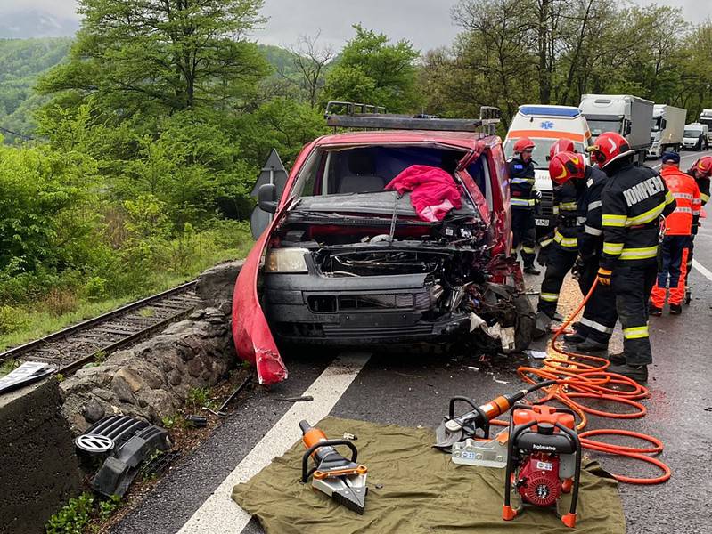 accident pe valea oltului la țuțulești. un șofer olandez rănit după ciocnirea unui microbuz cu un tir (foto)