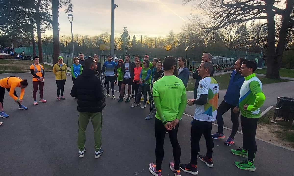 doi sibieni fac sesiuni de antrenamente pentru cei care participă la maraton. trei zile pe săptămână în două locații(foto)